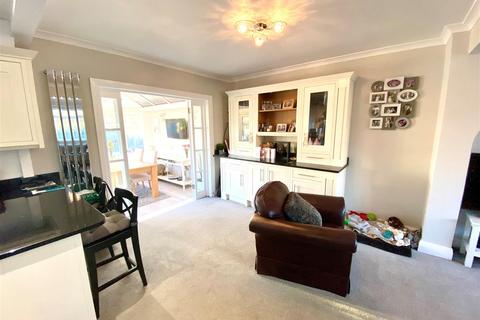 362 Hurst Road, West Molesey, KT8 1QN