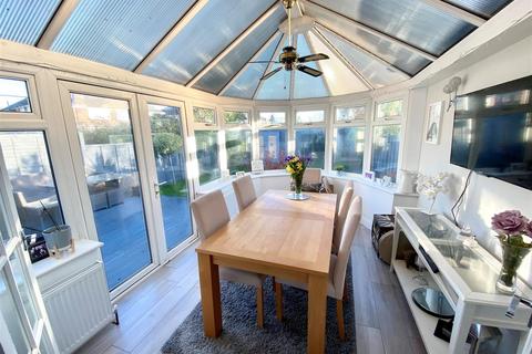 362 Hurst Road, West Molesey, KT8 1QN