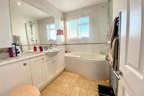362 Hurst Road, West Molesey, KT8 1QN