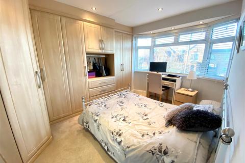 362 Hurst Road, West Molesey, KT8 1QN