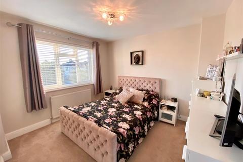 362 Hurst Road, West Molesey, KT8 1QN