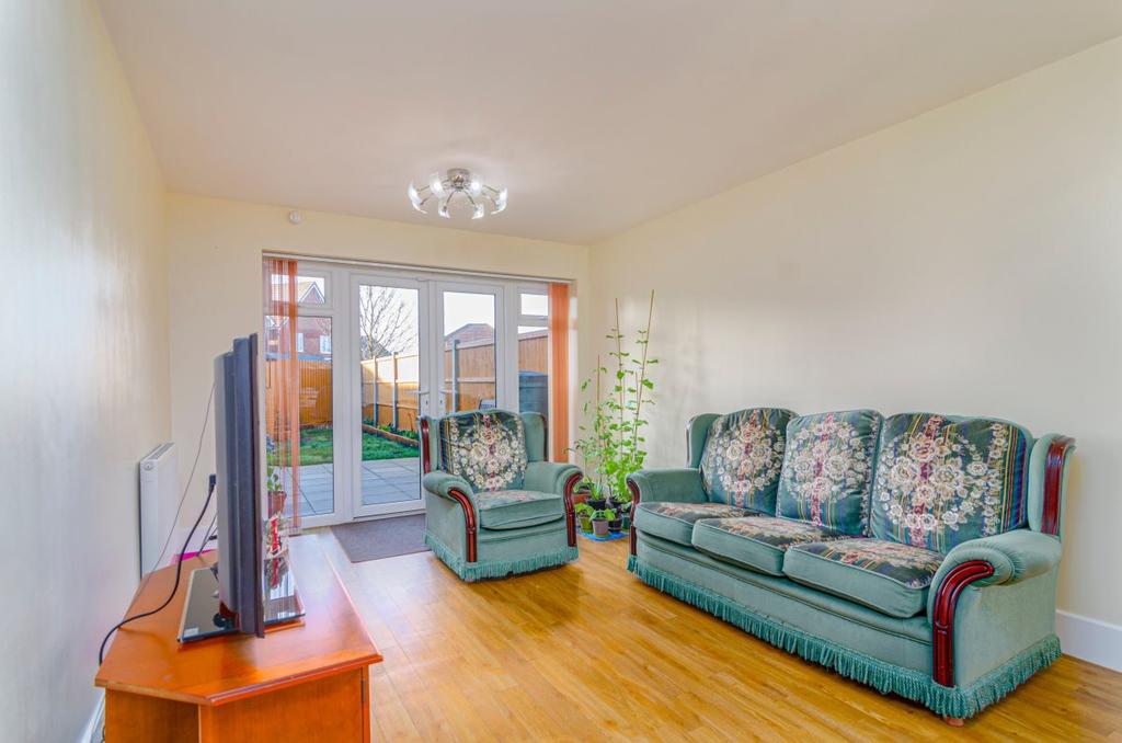 Penrith Crescent, Wickford 3 bed semidetached house £1,375 pcm (£317 pw)