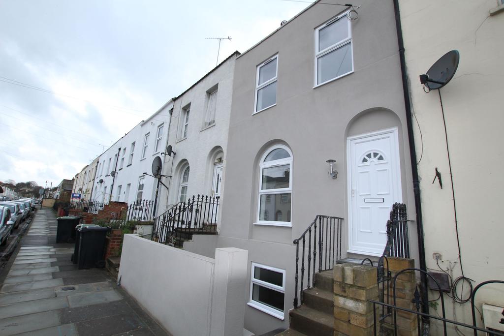 Peacock Street, Gravesend, DA12 4 bed terraced house £1,300 pcm (£300 pw)