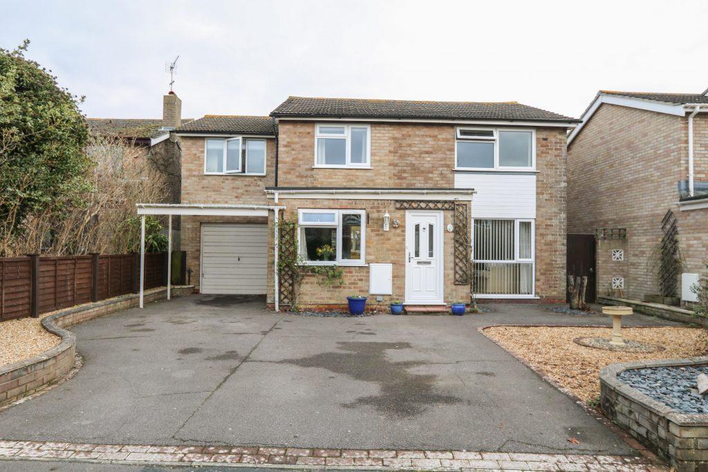 Fernhurst Close, Hayling Island 4 bed detached house £525,000