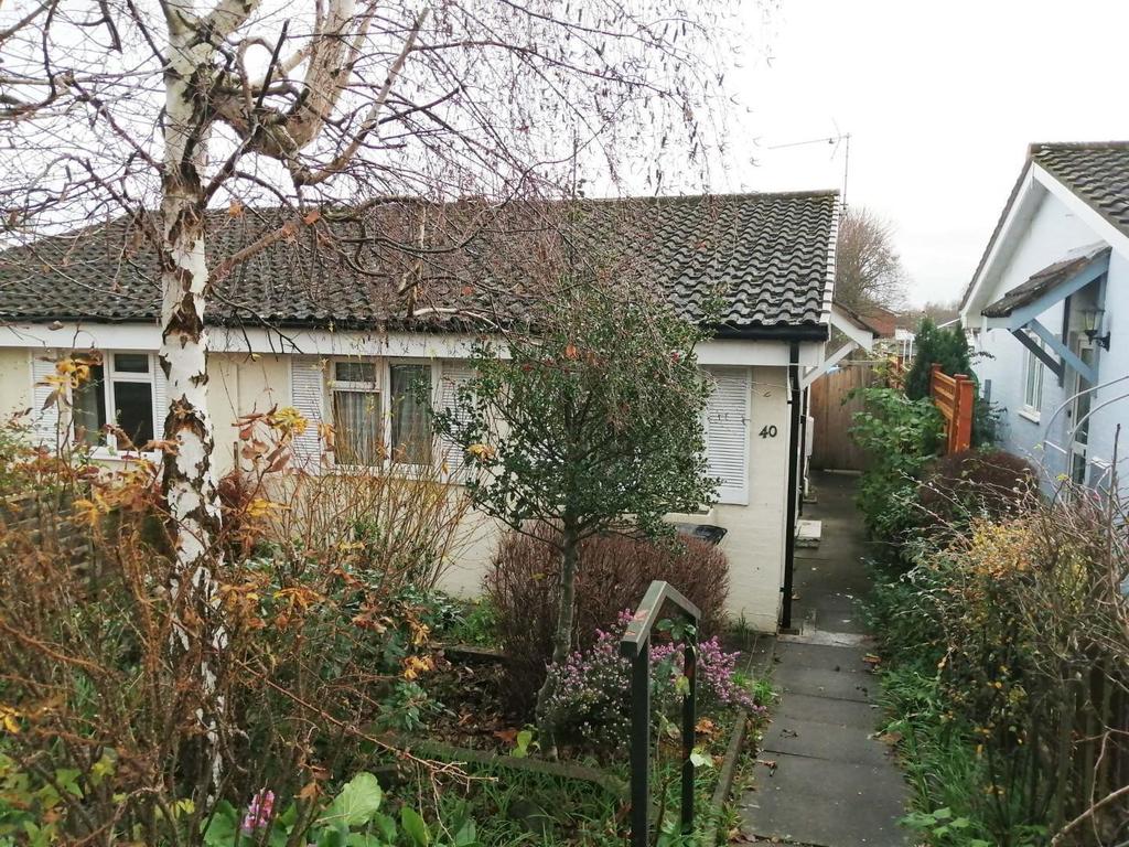 Kempton Avenue, Bobblestock... 2 bed semidetached bungalow £150,000