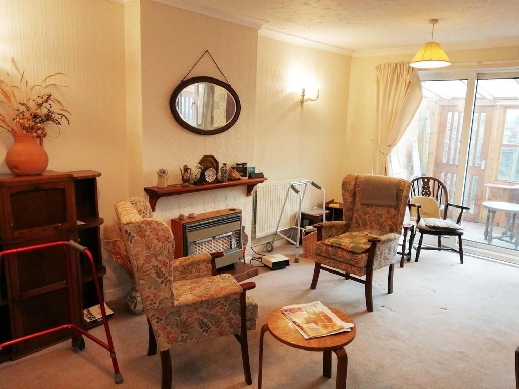 Kempton Avenue, Bobblestock... 2 bed semidetached bungalow £150,000