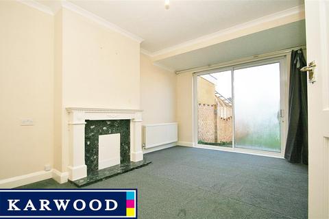 3 bedroom semi-detached house to rent, Hayes