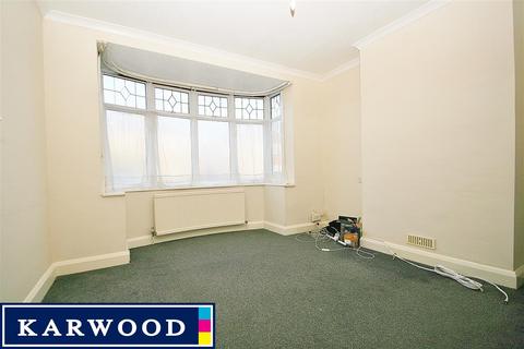 3 bedroom semi-detached house to rent, Hayes