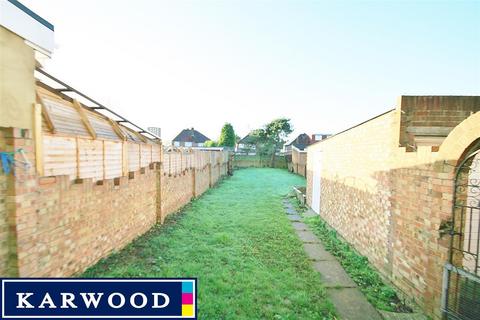 3 bedroom semi-detached house to rent, Hayes