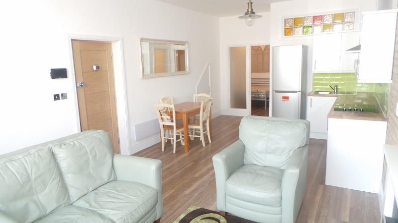 4 Amen Corner  living room 2 (800x450).jpg