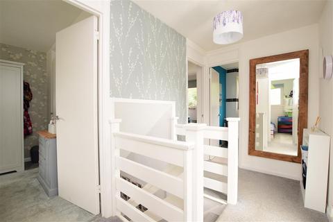 83 Drake Close, Horsham, RH12 5UD