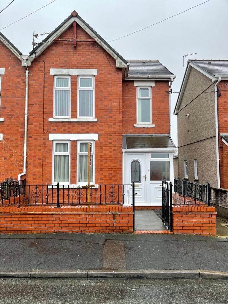 Villiers Road, Ammanford... 3 bed semidetached house £675 pcm (£156 pw)