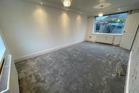 6 Fir Tree Gardens, Leeds, LS17 7EQ