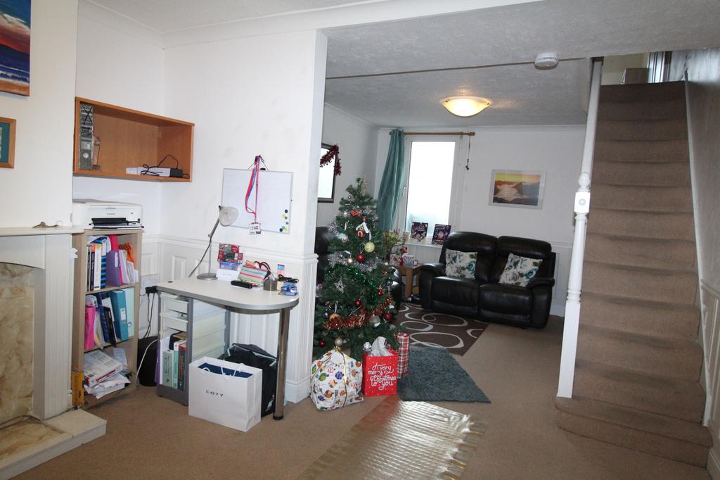 Sturla Road, Chatham, Kent, ME4 3 bed terraced house £895 pcm (£207 pw)