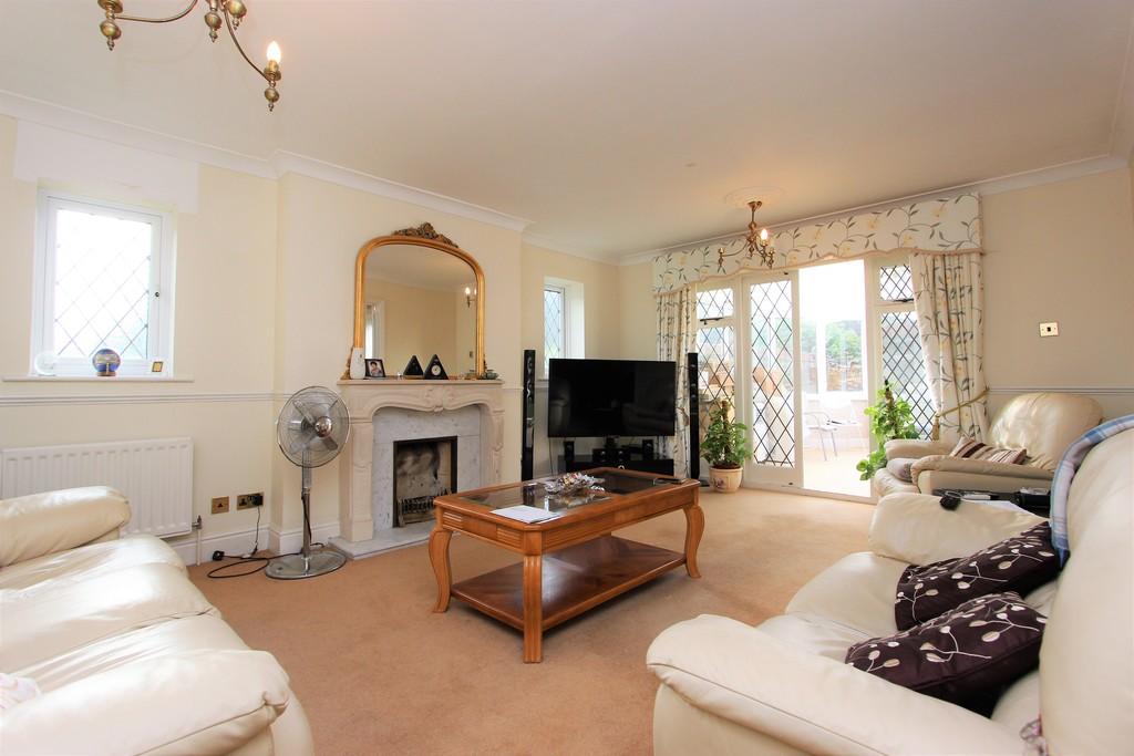 Home Meadow, Banstead 5 bed detached house £925,000