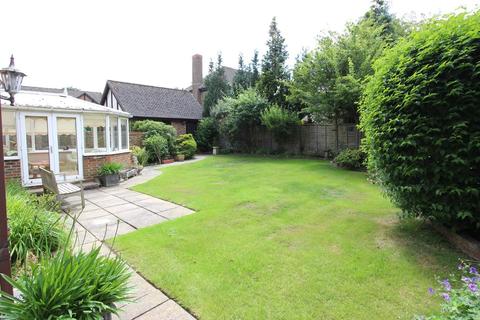 2 Home Meadow, Banstead, SM7 2DX