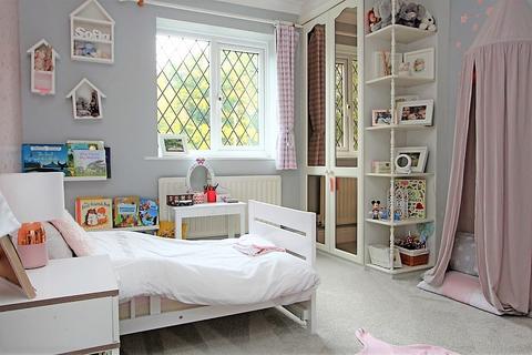 2 Home Meadow, Banstead, SM7 2DX