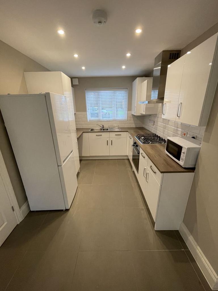 John Brooks Avenue, Smethwick 3 bed semidetached house £995 pcm (£