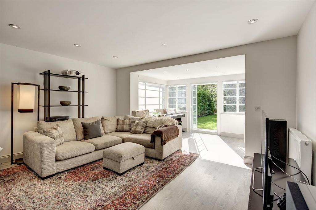 VIVIAN WAY, HAMPSTEAD GARDEN SUBURB, N2 5 bed semidetached house £