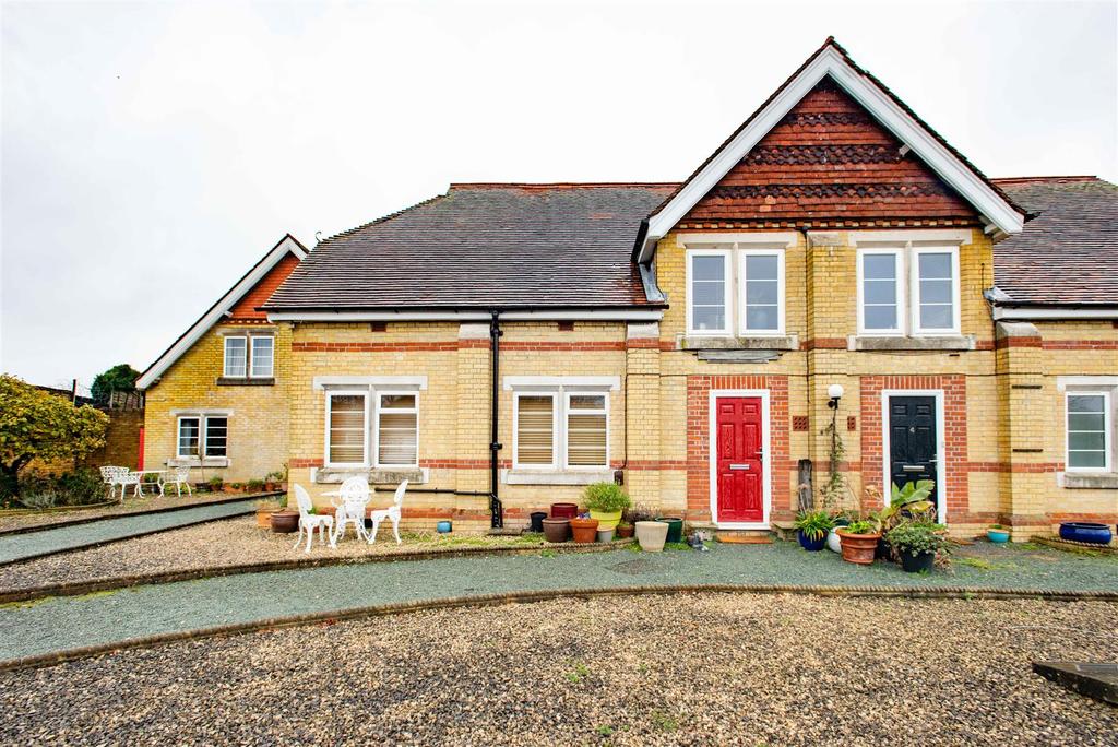 Starts Hill Road, Farnborough 1 bed flat for sale £270,000
