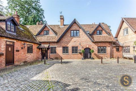 11++ Stable yard mentmore info