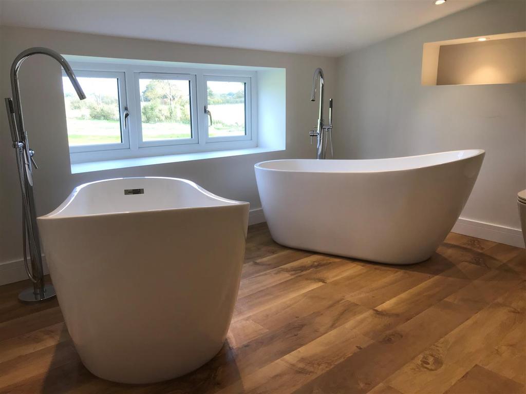 En-Suite to Main Bedroom