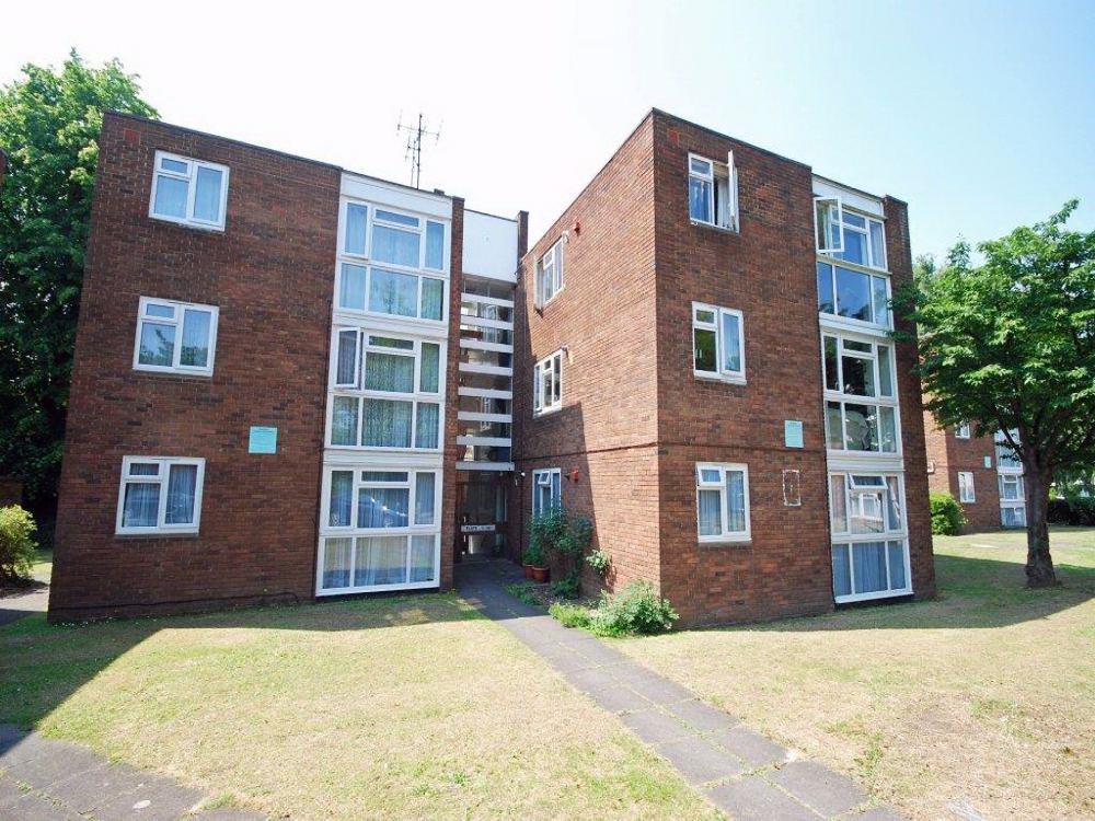 Alexander Close, Twickenham 2 bed apartment £1,450 pcm (£335 pw)