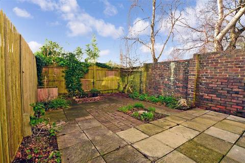 16 Barons Walk, Lewes, BN7 1EX