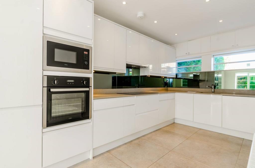 Vivian Way, Finchley, N2 5 bed semidetached house £5,178 pcm (£1,195 pw)