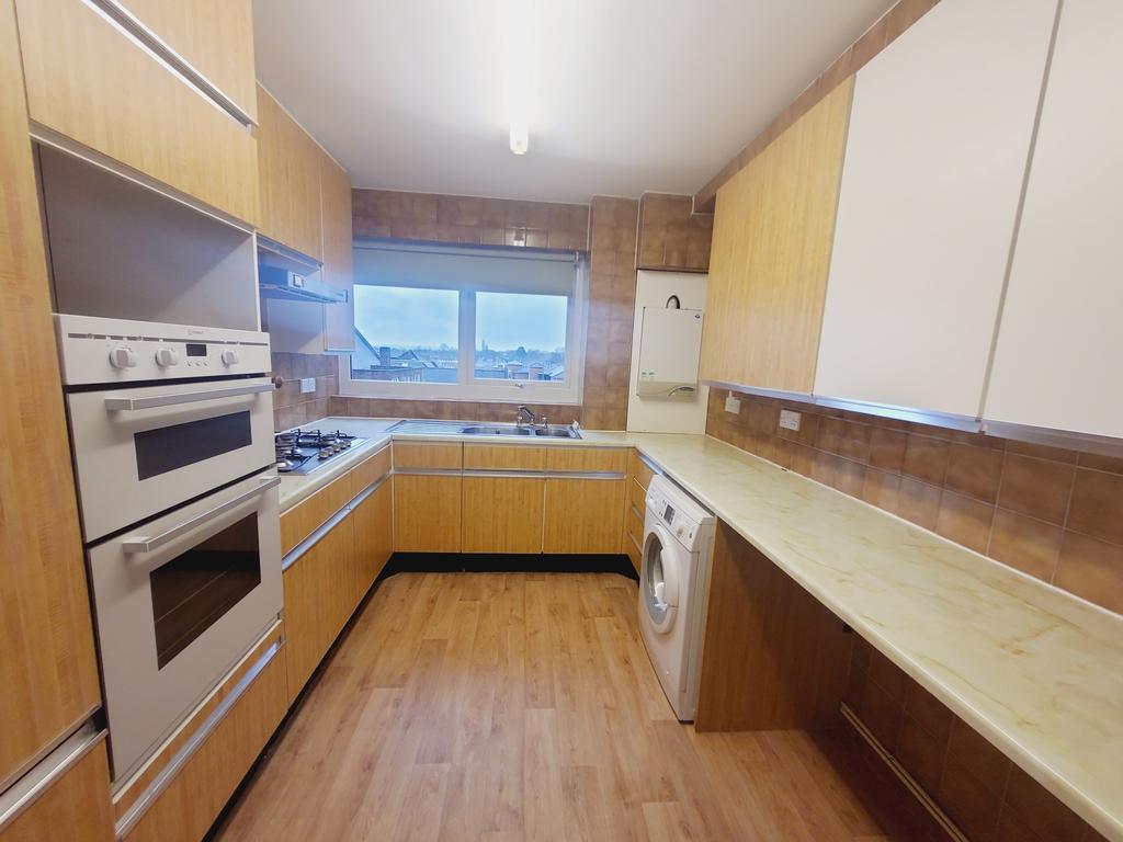 Kenlor Court, Heather Walk, Edgware, HA8 2 bed flat £1,400 pcm (£323 pw)