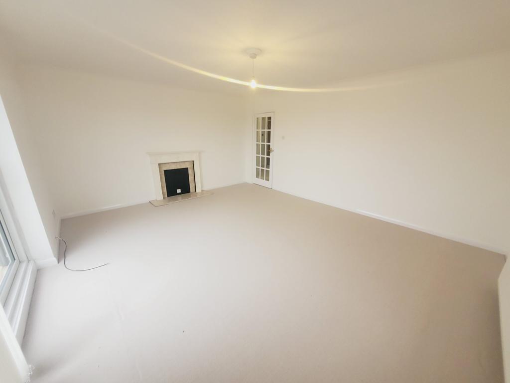 Kenlor Court, Heather Walk, Edgware, HA8 2 bed flat £1,400 pcm (£323 pw)