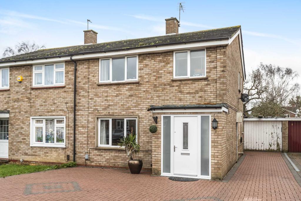 Waveney Avenue, Bedford 3 bed semidetached house £350,000