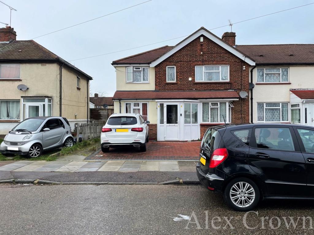 Stoneleigh Avenue, Enfield 5 bed semidetached house £600,000