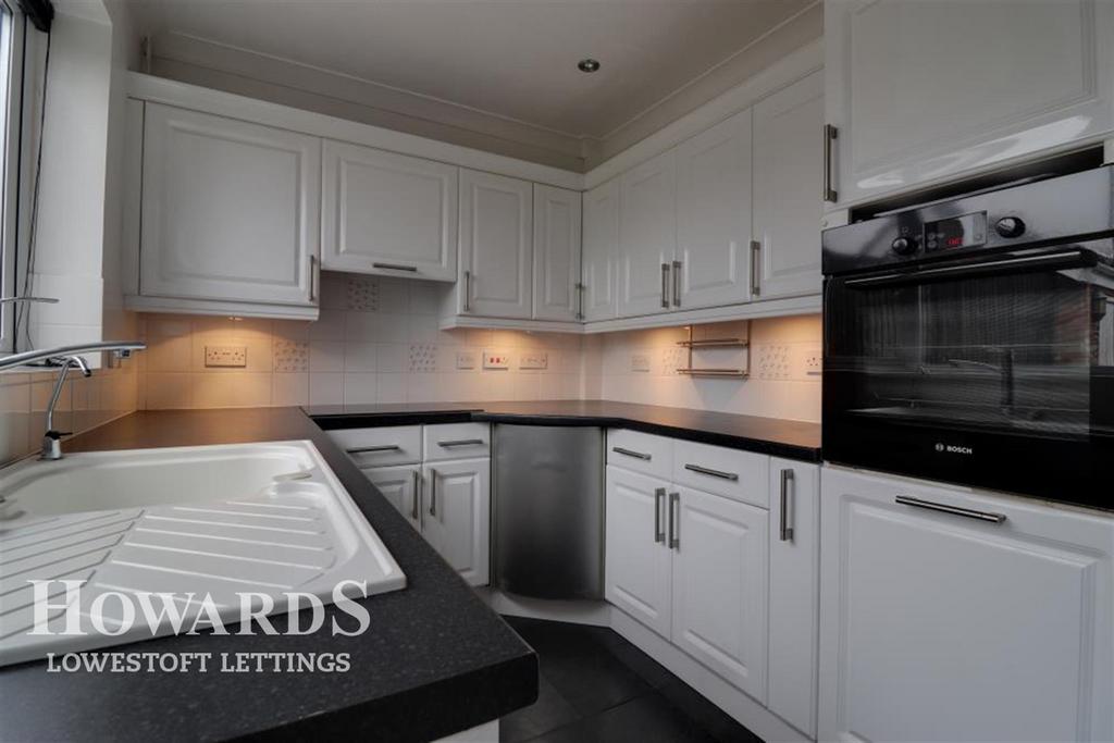 Dixon Drive, Lowestoft 2 bed semidetached house £825 pcm (£190 pw)