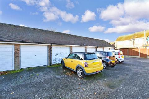 4 Ashdown Crescent, New Romney, TN28 8EU
