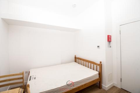 Studio to rent, Warwick Road, Earls Court, London, London  SW5