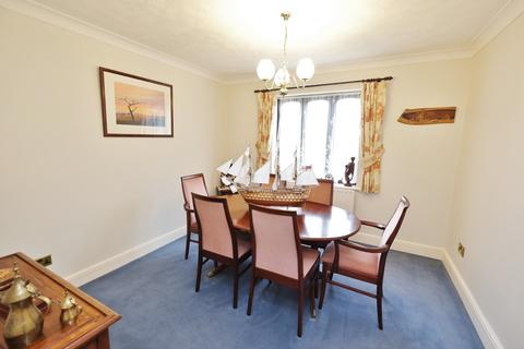 2 Magdalen Grove, Orpington, BR6 9WE
