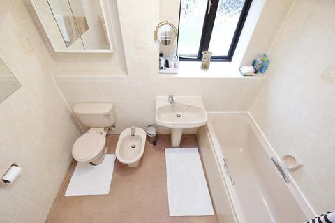 2 Magdalen Grove, Orpington, BR6 9WE