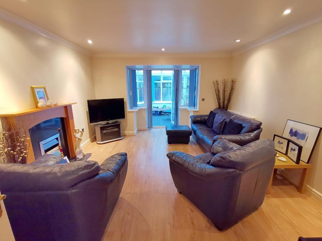 HARRINGTON CROFT, WEST BROMWICH, WEST MIDLANDS, B71 3RJ 4 bed semi