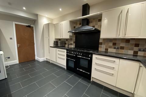5 bedroom terraced house to rent, Wingrove Avenue, Newcastle Upon Tyne NE4