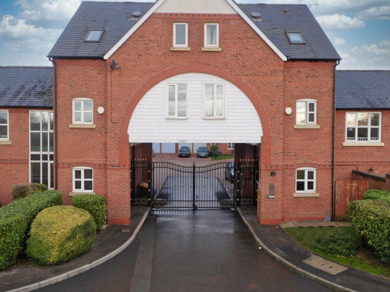 St. Clements Court, Weston, Cheshire 3 bed mews to rent £800 pcm (£