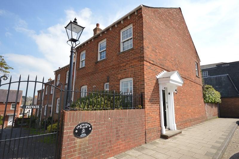 Trafalgar Place, Lymington, Hampshire, SO41 3 bed end of terrace house