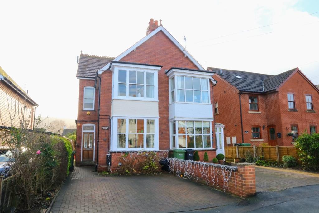 Weston Grove 3 bed semidetached house £329,000