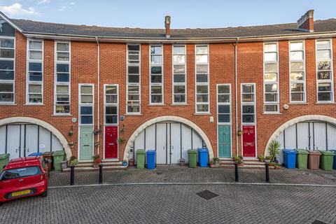 25 Wolfe Crescent, London, SE16 6SF