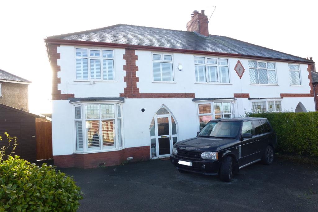 Yewlands Drive, Leyland PR25 4 bed semidetached house £250,000