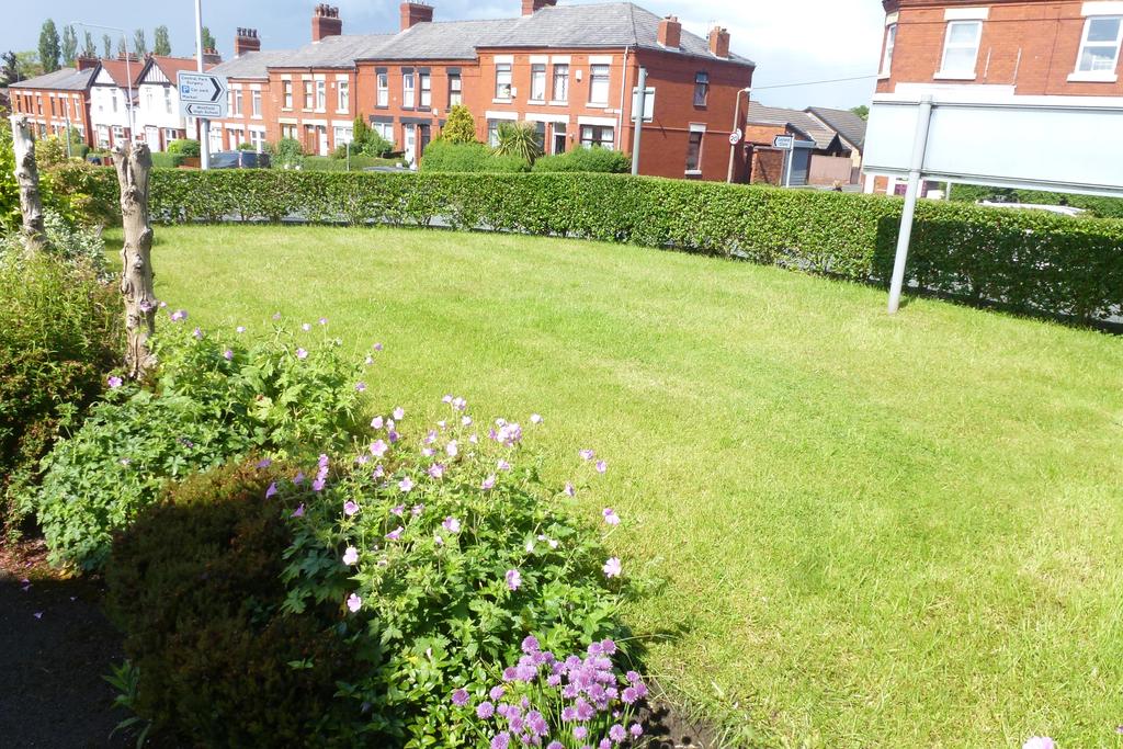 Yewlands Drive, Leyland PR25 4 bed semidetached house £250,000