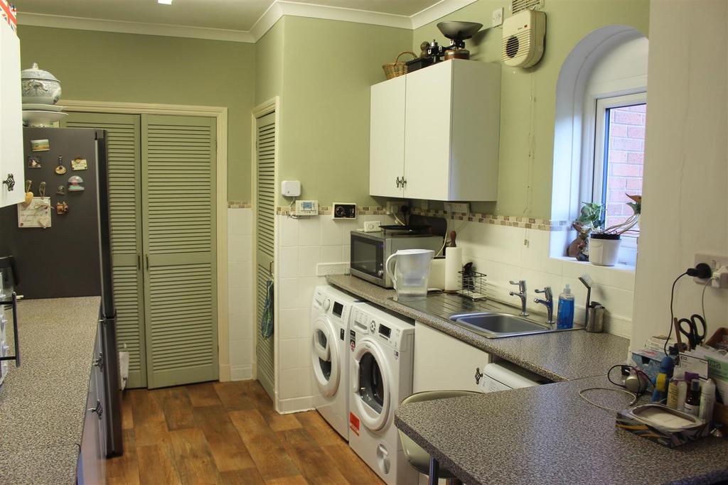 Annex kitchen with breakfast room