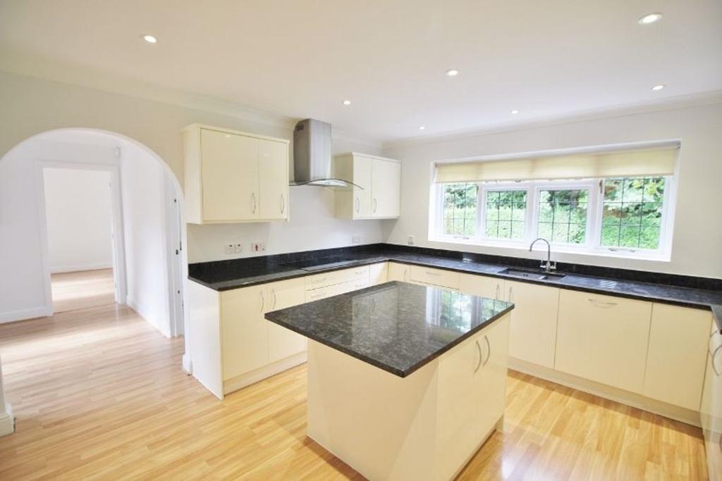 Clenches Farm Road, Sevenoaks TN13 2LU 5 bed detached house £4,950