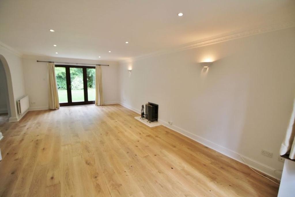 Clenches Farm Road, Sevenoaks TN13 2LU 5 bed detached house £4,950