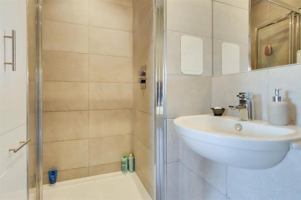 10 Main Ensuite-0.jpg